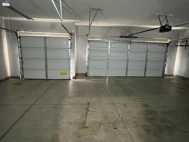 Building Photo - 3 bedroom 2 bath home with large yard available in Adelanto!