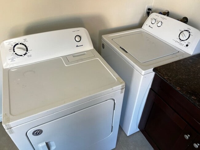 Building Photo - 2br - 1/2 twin Home with yard , garage and lots of parking