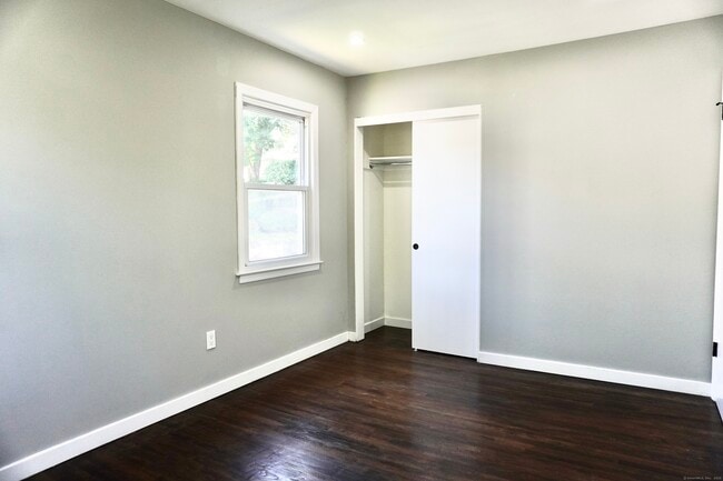 Building Photo - 60 Sleepy Hollow Dr