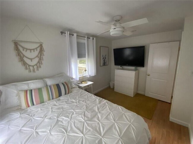 Building Photo - 52 Lawn Ave