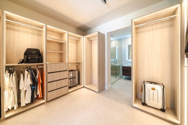Building Photo - 7610 Bayside Ln