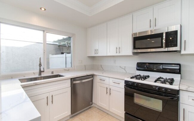 Building Photo - Beautiful 3+ bedroom Encinitas Townhouse!