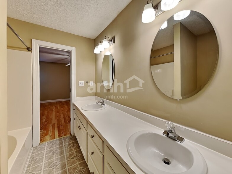 Building Photo - 1206 Saura Ct