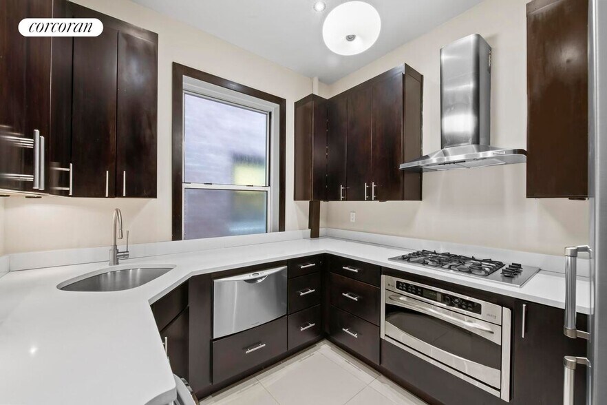 Primary Photo - 324 E 50th St