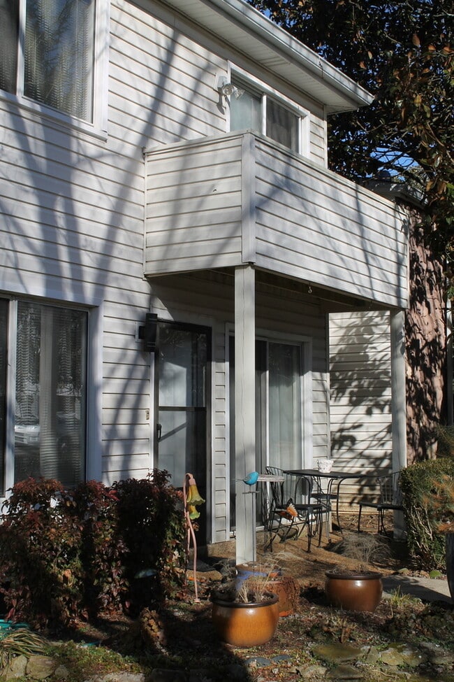 Building Photo - Wonderful Bellevue Condo in Creekside Meadows!