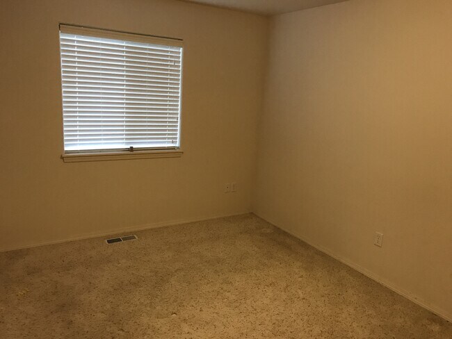 Building Photo - 3 bedroom 2 bath Cal Young Home