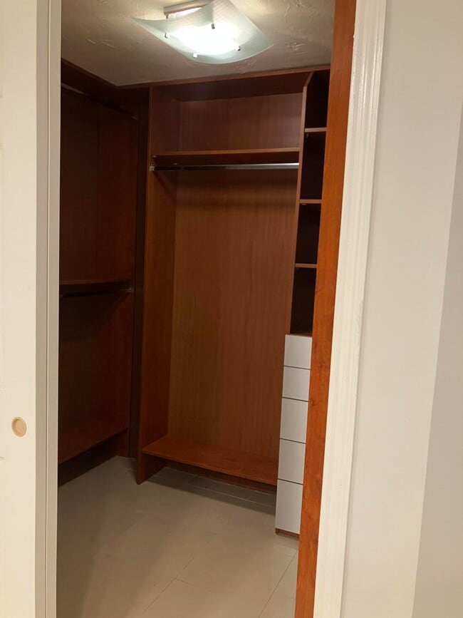 Building Photo - 3370 Hidden Bay Dr