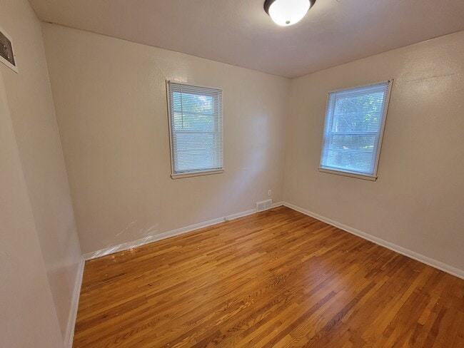 Building Photo - SPACIOUS TWO BEDROOM ONE BATH DUPLEX!! GREAT AMENITIES, LOCATION, AND PRICE!