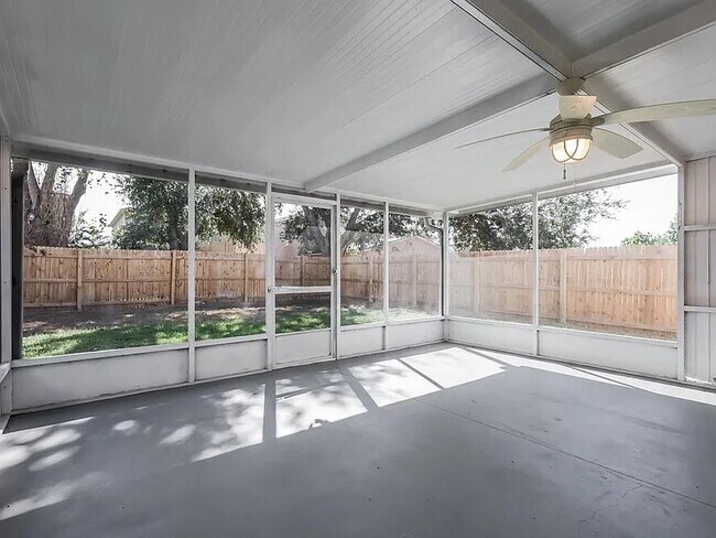 Building Photo - 902 S Kingsway Rd