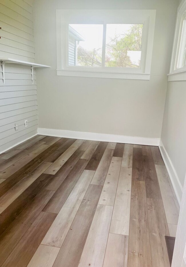 Building Photo - Newley Renovated 4BR - 2BA - South Campus!