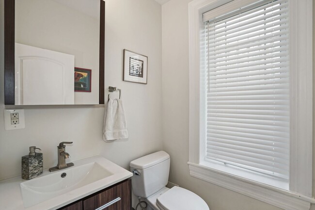 Building Photo - Lovely 2 BR/2.5 BA Apartment near Noma II!