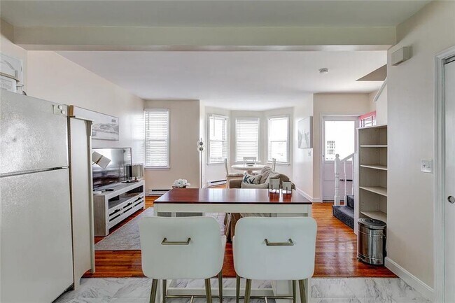 Building Photo - 27 Thames St