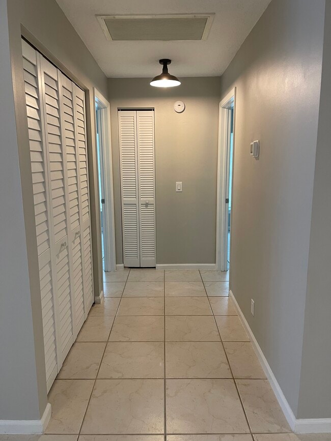 Building Photo - 8043 SE Highpoint Way