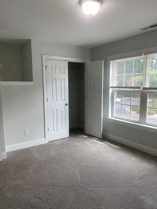 Building Photo - 2 Bedroom 1.5 Bath Townhome in Pleasant Gr...