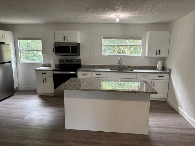 Building Photo - Newly Remodeled 3 Bedroom