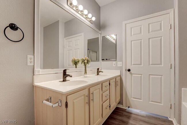 Building Photo - 855 N Stephanie St