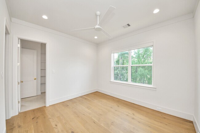 Building Photo - 739 Azaleadell Dr