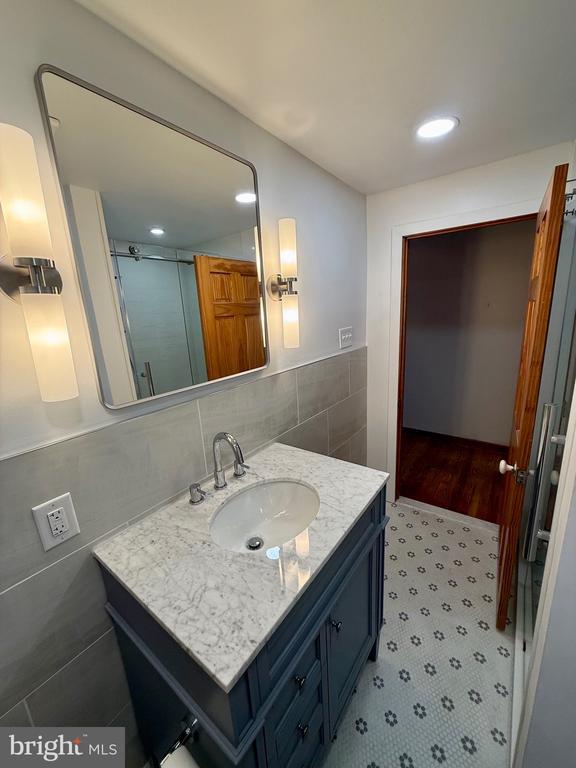 Building Photo - 1249 E Oxford St