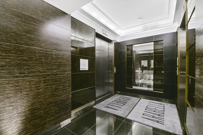 Building Photo - Stunning high rise unit in the affluent River Oaks District!