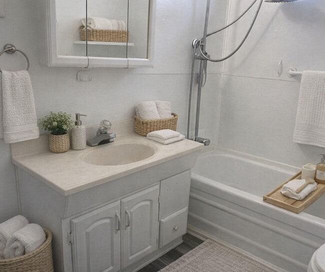 Building Photo - 4 Circle Dr