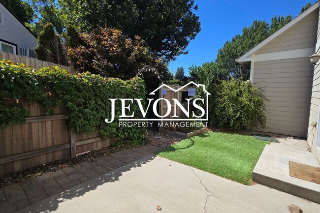 Building Photo - Coming soon! 3 Bed / 2.5 Bath Single-Family Home in West Yakima