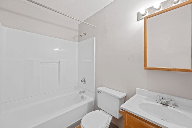 Building Photo - 494 Riddle Rd