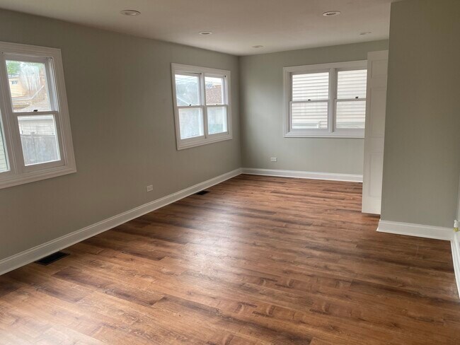 Building Photo - 5530 N Mango Ave