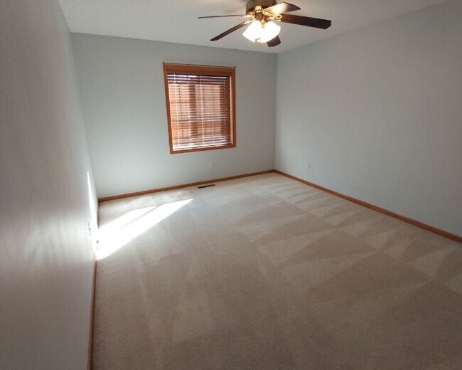 Building Photo - Nice 2 Bedroom 1.5 Bathroom Townhome in Hudson