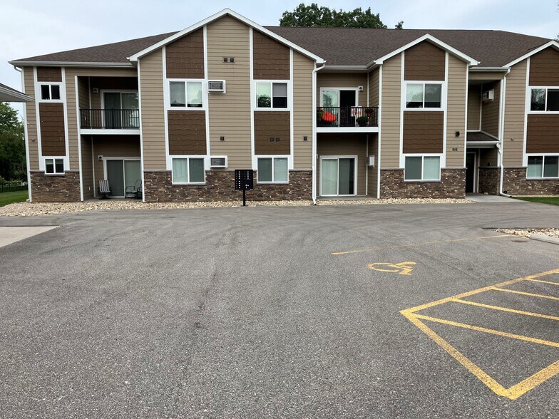 Building Exterior (Front) - 916 Cedar Drive Luxury Apartments