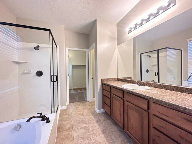 Building Photo - Beautiful Executive Daybreak Home Available!