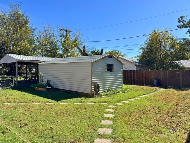 Building Photo - Adorable 3 Bed, 1 Bath Craftsman Home