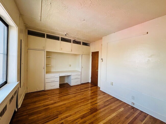 Building Photo - 1 Bedroom, 1 Bath Apartment