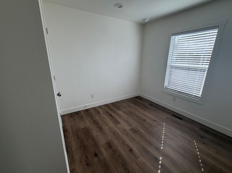 Building Photo - 501 E Ray Rd