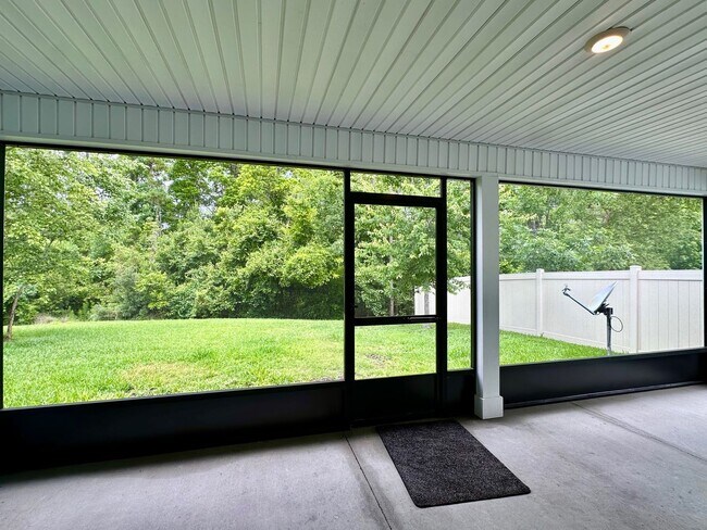 Building Photo - Beautiful 3/2 + Office, Close to Everything!
