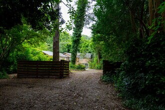 Building Photo - Inviting Stone Home for Rent – Walking Dis...