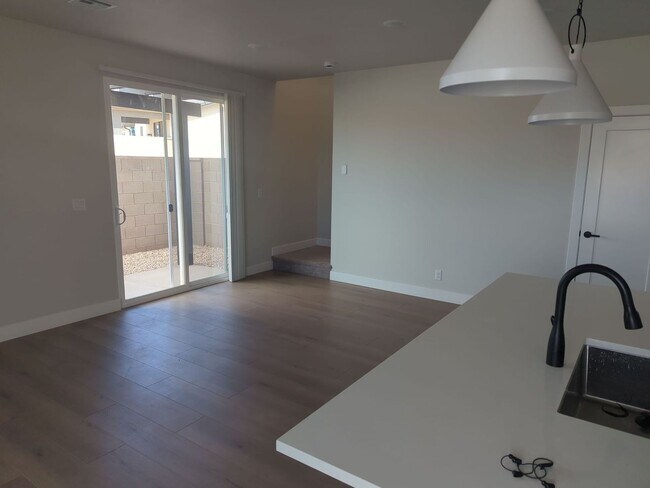 Building Photo - Spacious 4 Bedroom Townhome in Washington!