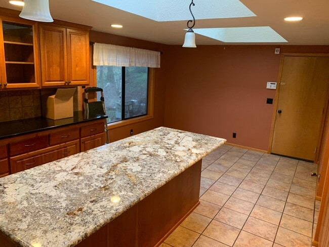 Building Photo - Amazing home with great natural lighting!