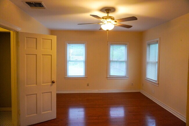 Building Photo - 3br / 2ba house in Woodlawn terrace, close...