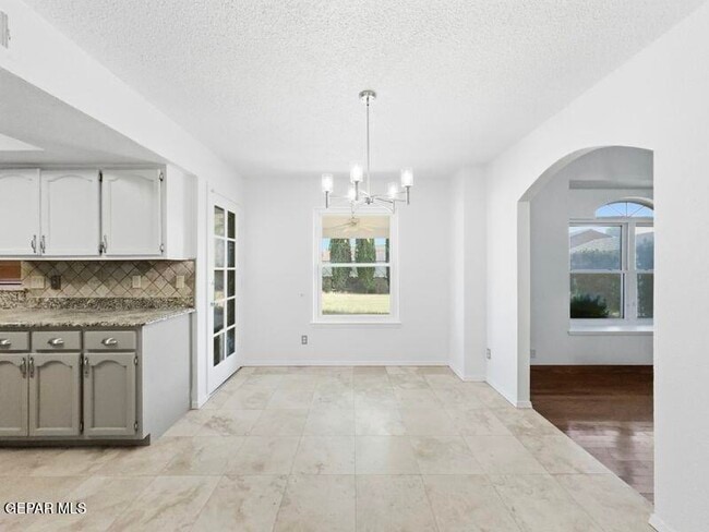 Building Photo - 10916 Loma De Luz Pl