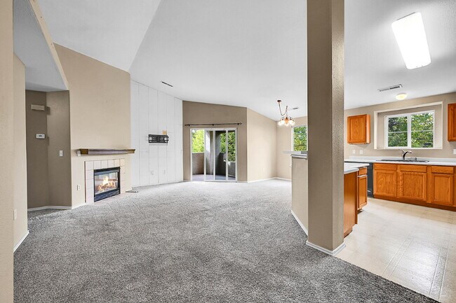 Building Photo - $1,750.00, 3-bed, 2-bath, located in Color...