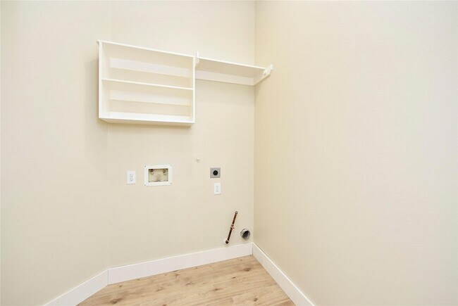 Building Photo - 7715 Butler Lakes Ct