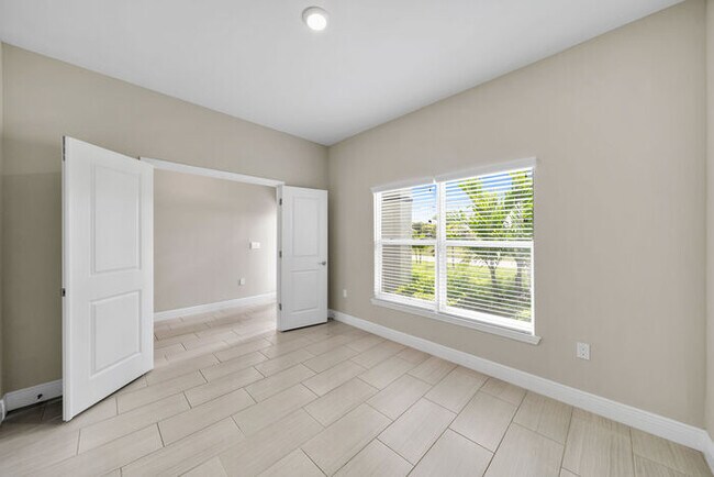Building Photo - 1004 NW 35th Pl