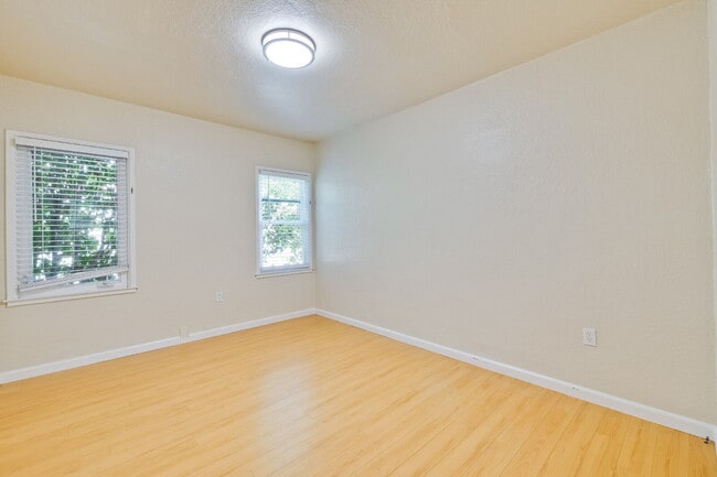Building Photo - Bright, Clean and Cozy 2BR, 1BA Single Fam...