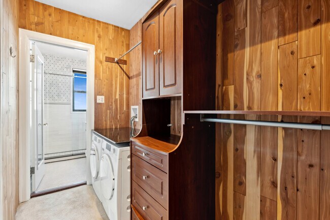 Building Photo - 1205 W Sherwin Ave