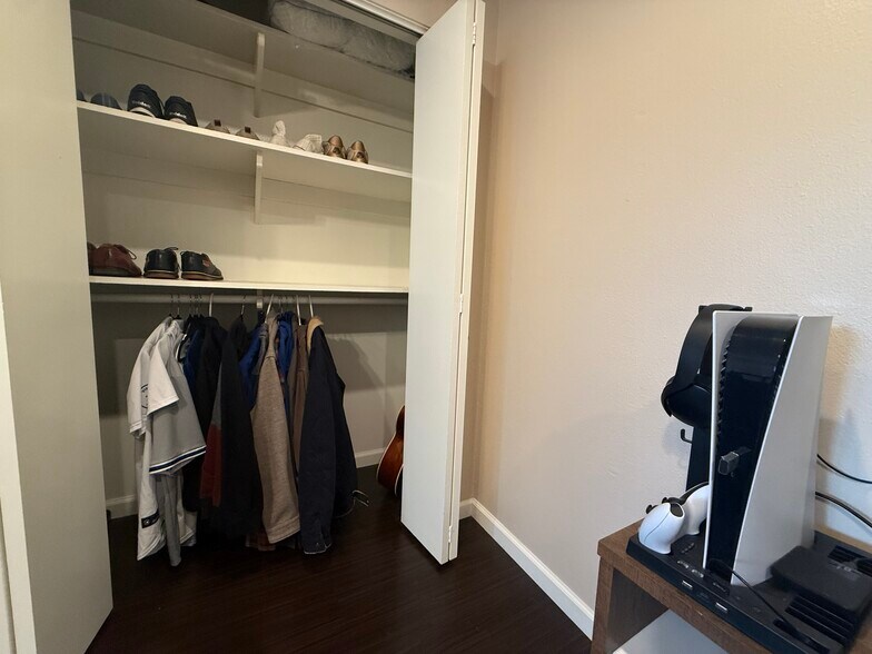 Building Photo - 6927 Amherst St