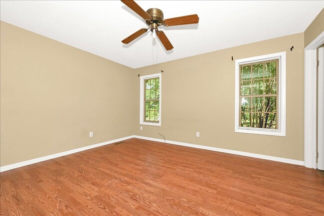 Building Photo - 3 Bedroom, 2 Bath home.