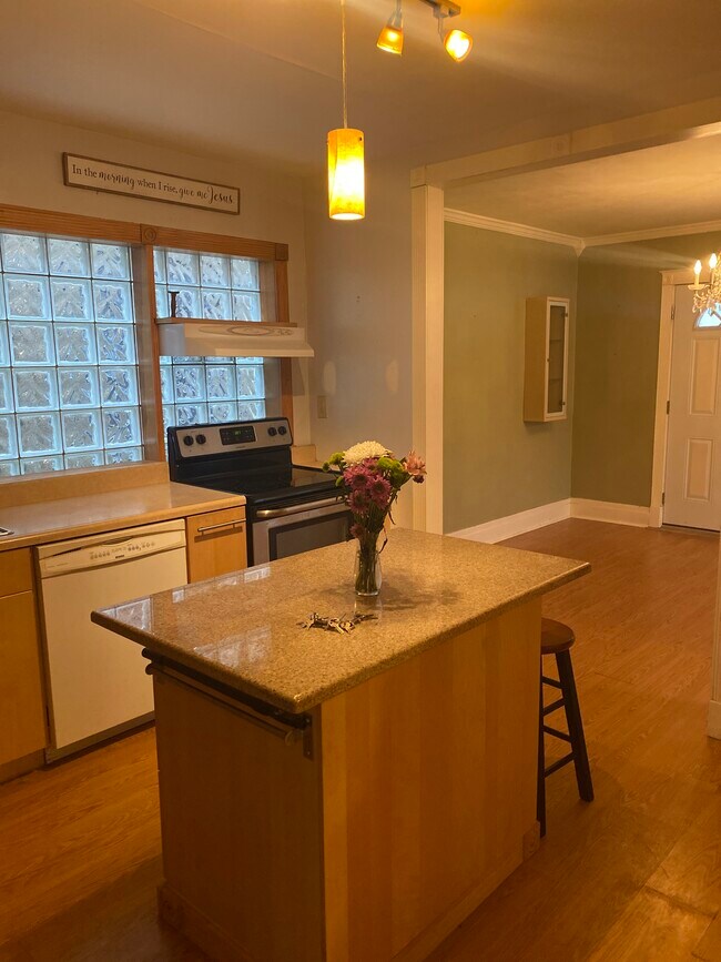 Building Photo - 1402 Walnut Ave