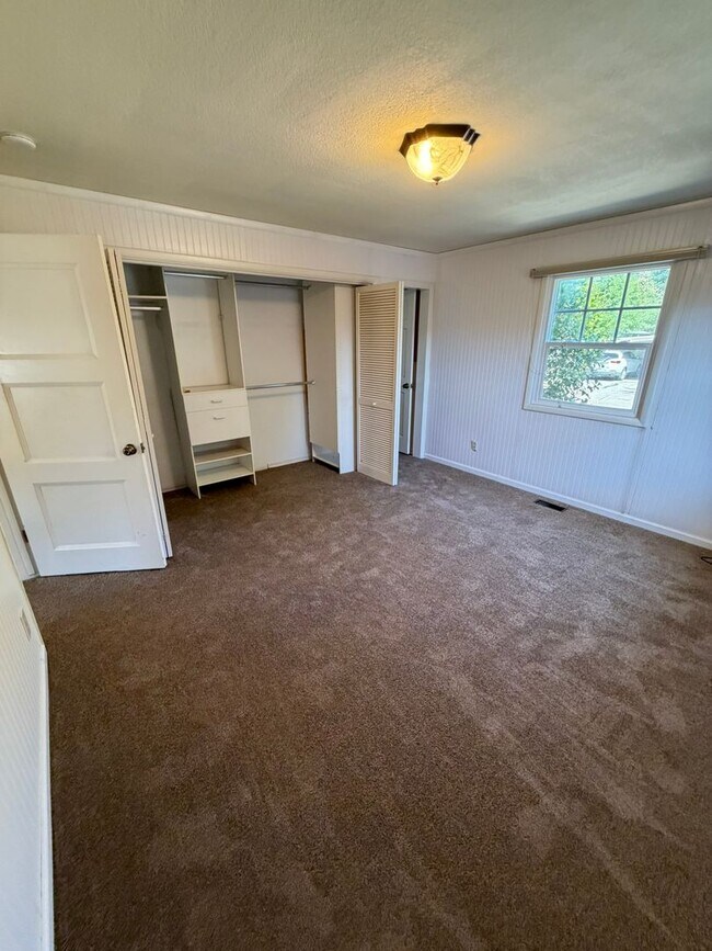 Building Photo - 550 Carlson Dr