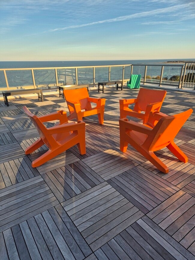 Building Photo - 5757 N Sheridan Rd