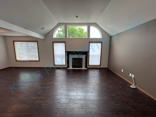 Building Photo - Charming 3-Bed Oasis on SE Sedona Dr - Spa...
